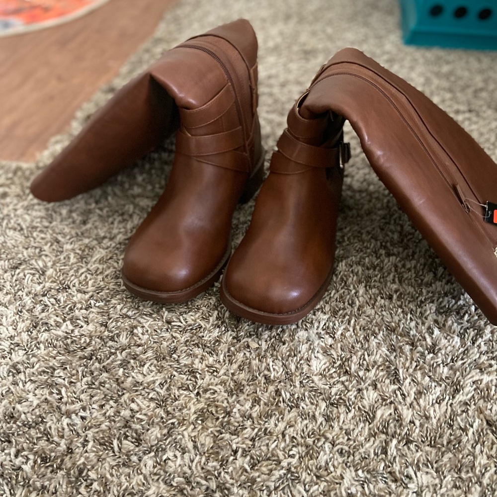 Classic Brown Leather Heeled Boots with Seam Detail